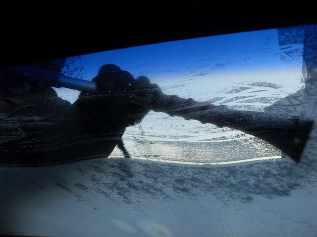 Trucos para quitar el hielo del parabrisas sin dañar el cristal del coche